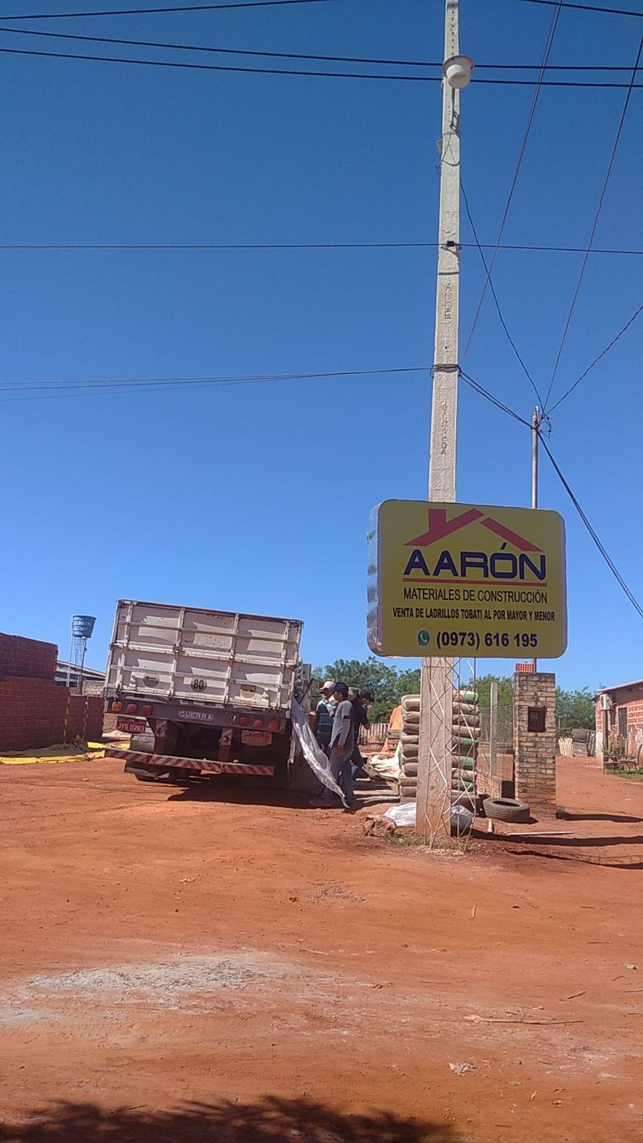 Cartel de Aarón en la avenida
